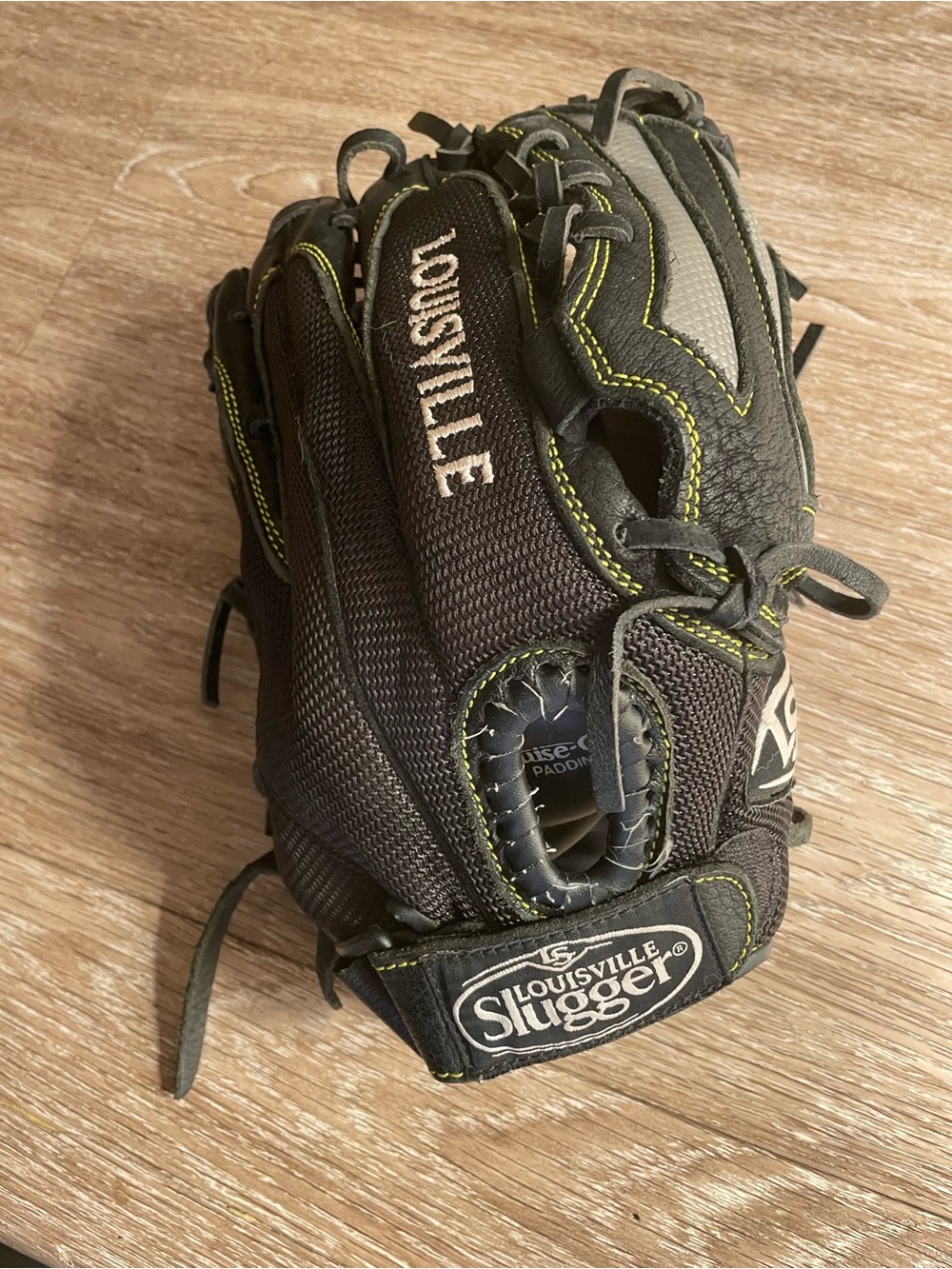 Louisville Slugger Men's Black/Gray Baseball Glove-left